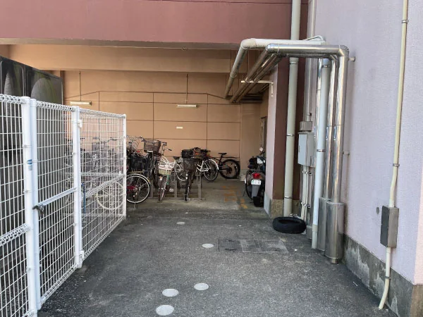 建物の表側へ向かう際に通り抜ける駐輪場